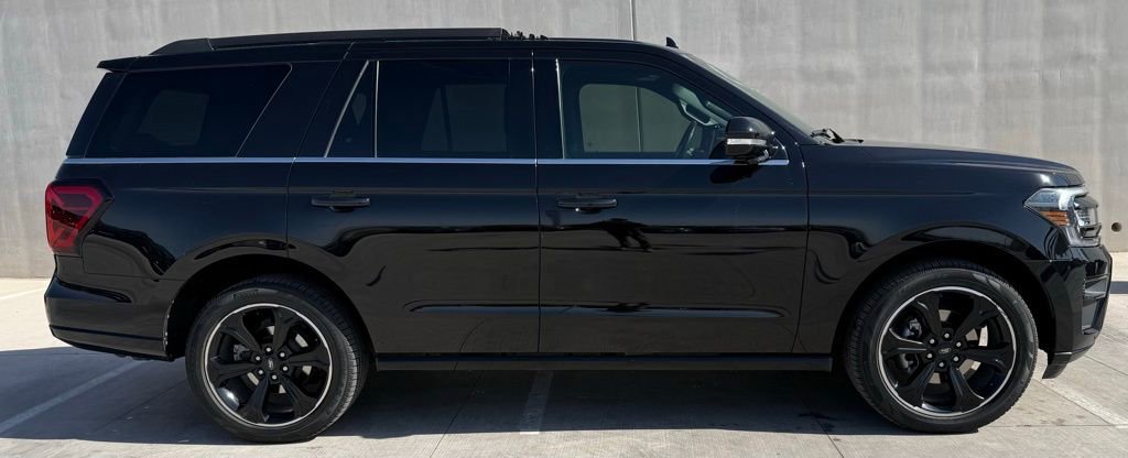 Used 2023 Ford Expedition Limited image 3