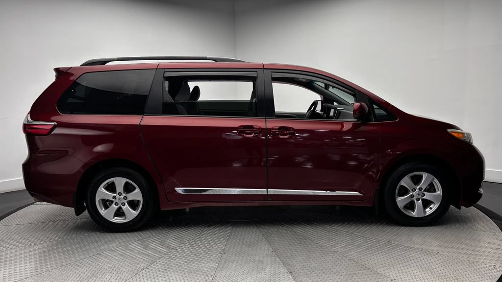 Used 2015 Toyota Sienna LE FWD image 35