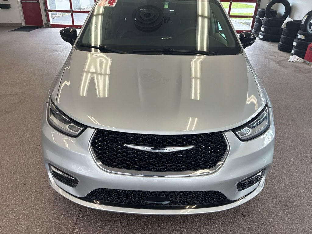 Certified 2024 Chrysler Pacifica Touring-L FWD image 4