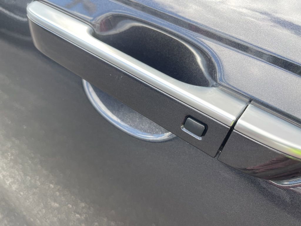 Used 2025 Kia Carnival FWD image 6