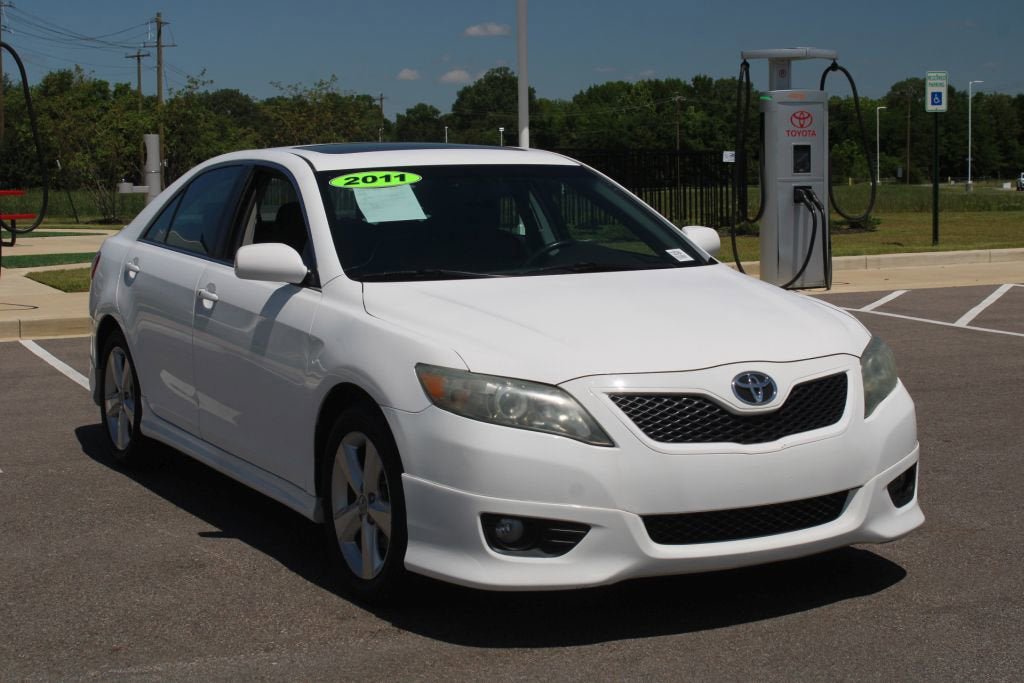 Used 2011 Toyota Camry SE w/ SE Extra-Value Pkg #1 FWD image 2
