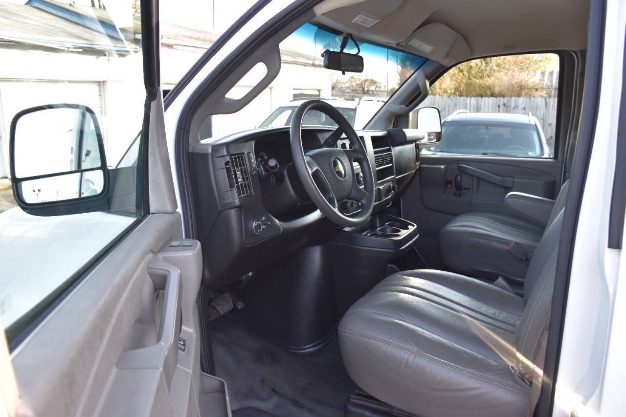 Used 2018 Chevrolet Express 2500 Extended RWD image 9