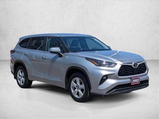 Used 2023 Toyota Highlander LE AWD/4WD image 3