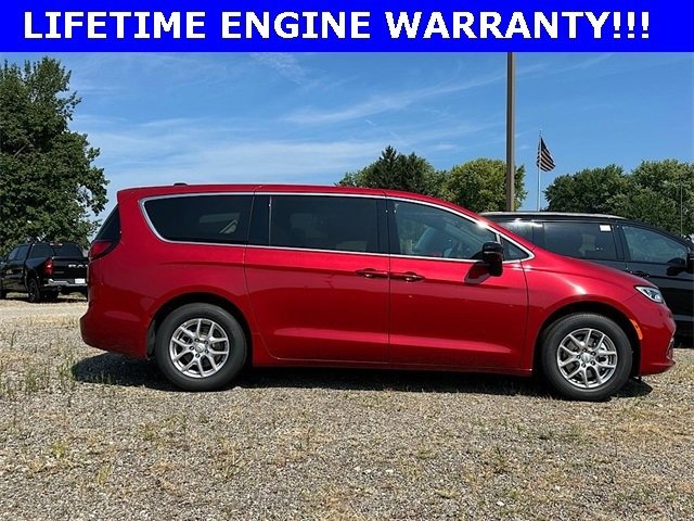 New 2026 Chrysler Pacifica Select image 4