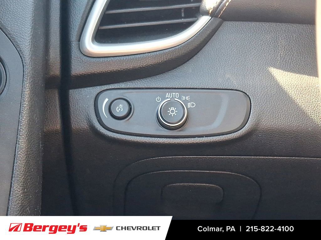 Used 2018 Chevrolet Trax LT w/ LT Convenience Package FWD image 26