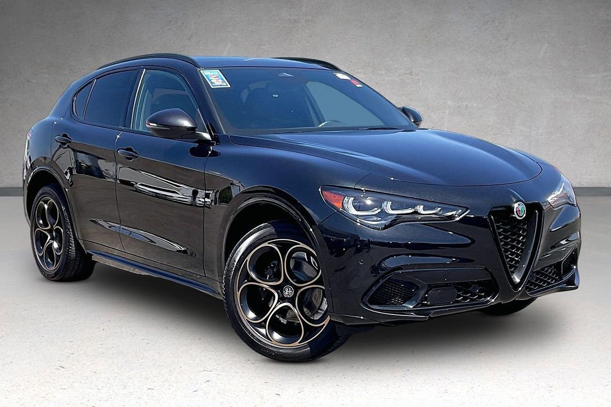 Used 2025 Alfa Romeo Stelvio Sprint AWD/4WD image 2