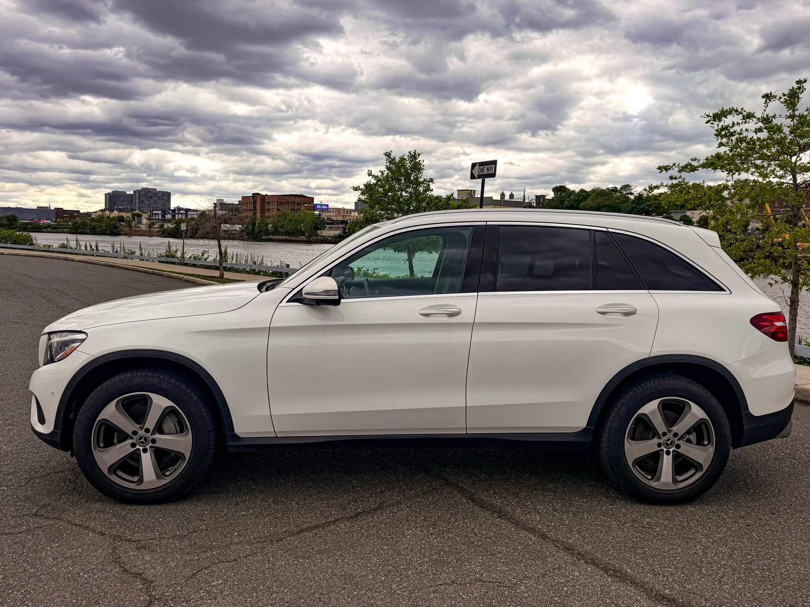 Used 2018 Mercedes-Benz GLC 300 4MATIC image 4