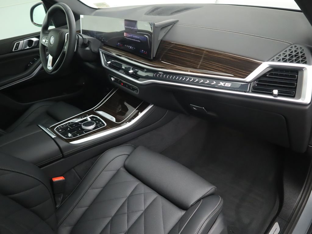 Used 2025 BMW X5 xDrive50e w/ Parking Assistance Package AWD/4WD image 18