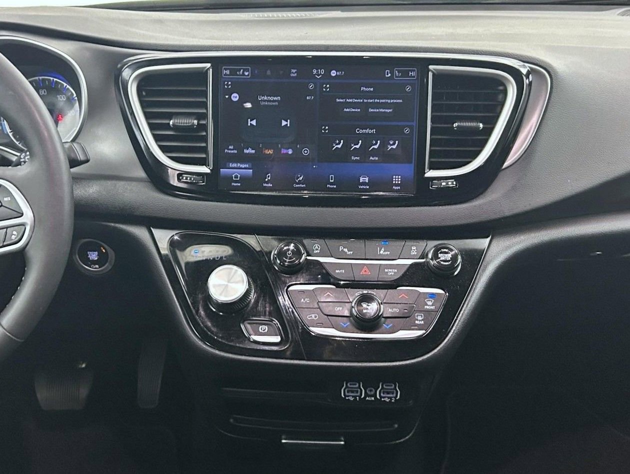 Used 2025 Chrysler Pacifica Select FWD image 12