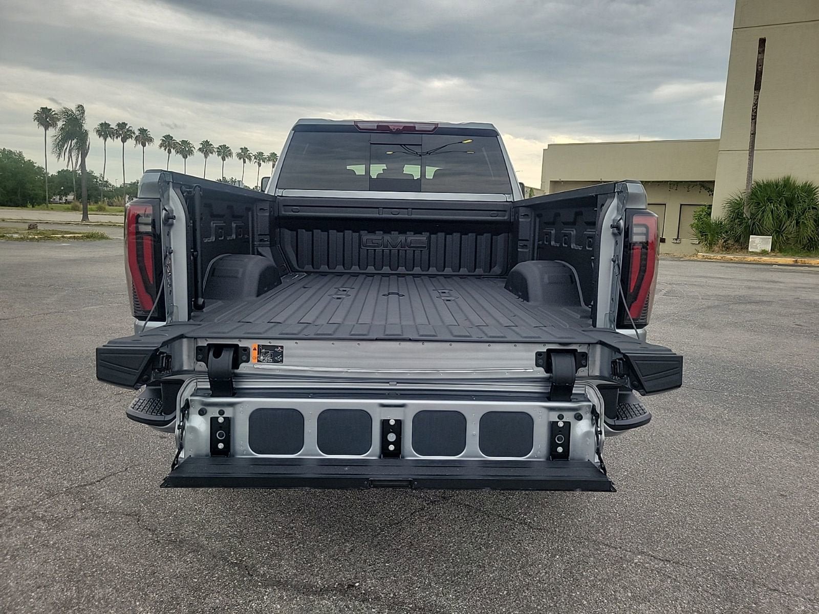 Used 2025 GMC Sierra 2500 AT4 w/ Technology Package AWD/4WD image 8