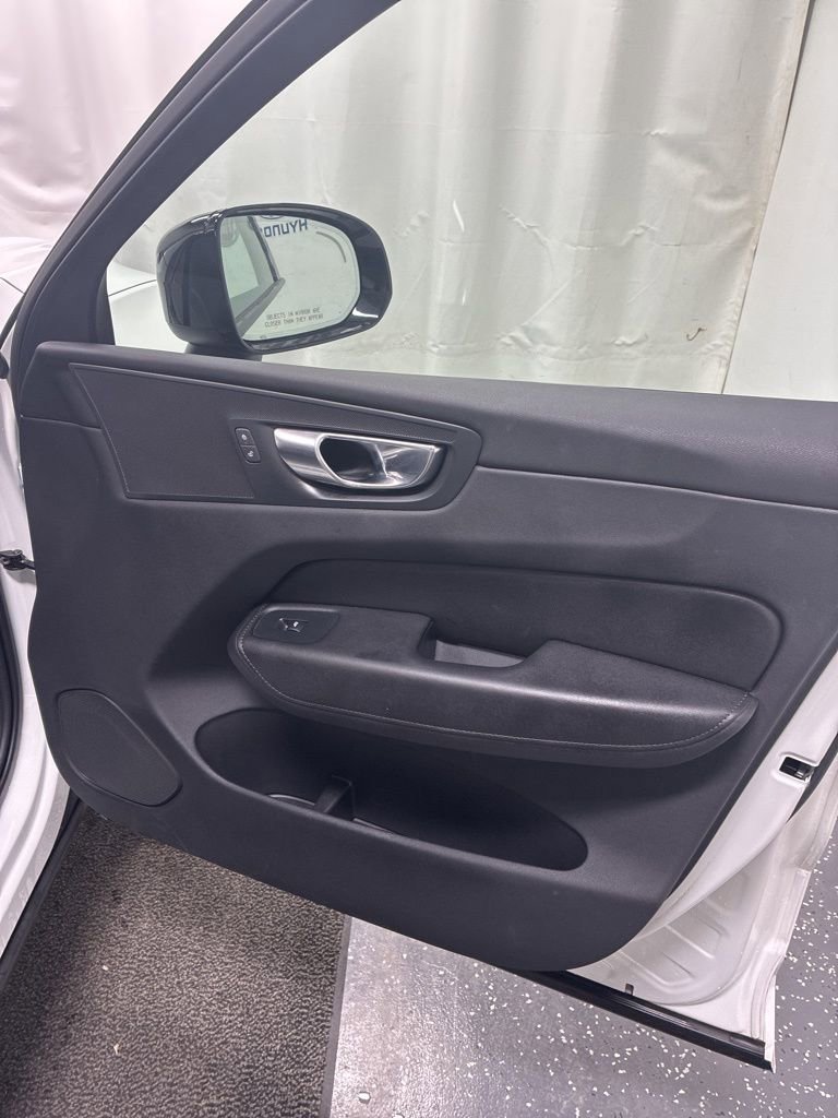 Used 2025 Volvo XC60 B5 Plus image 32