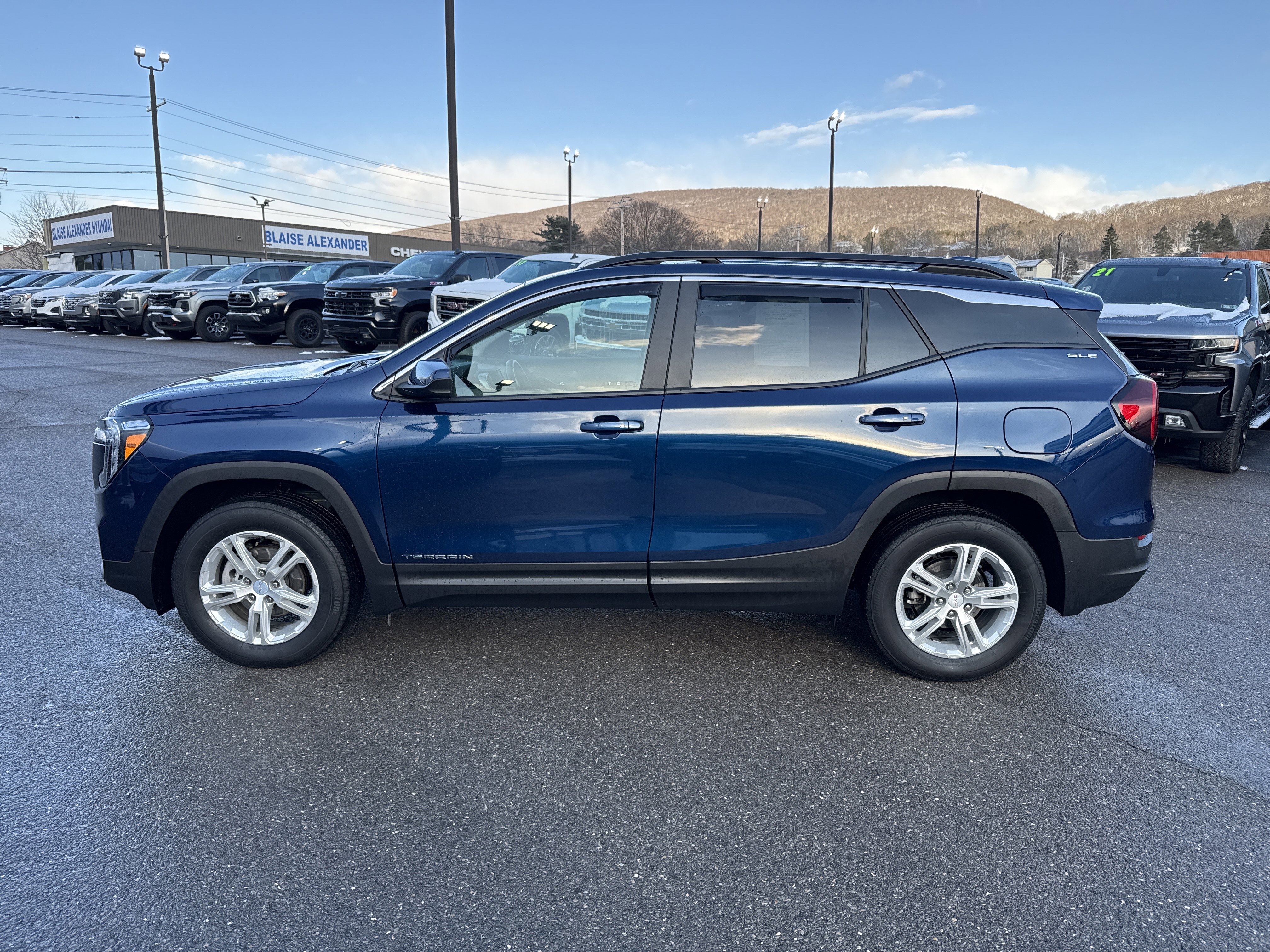 Used 2023 GMC Terrain SLE w/ Driver Convenience Package image 7