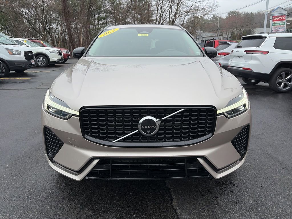 Used 2025 Volvo XC60 B5 Plus image 2
