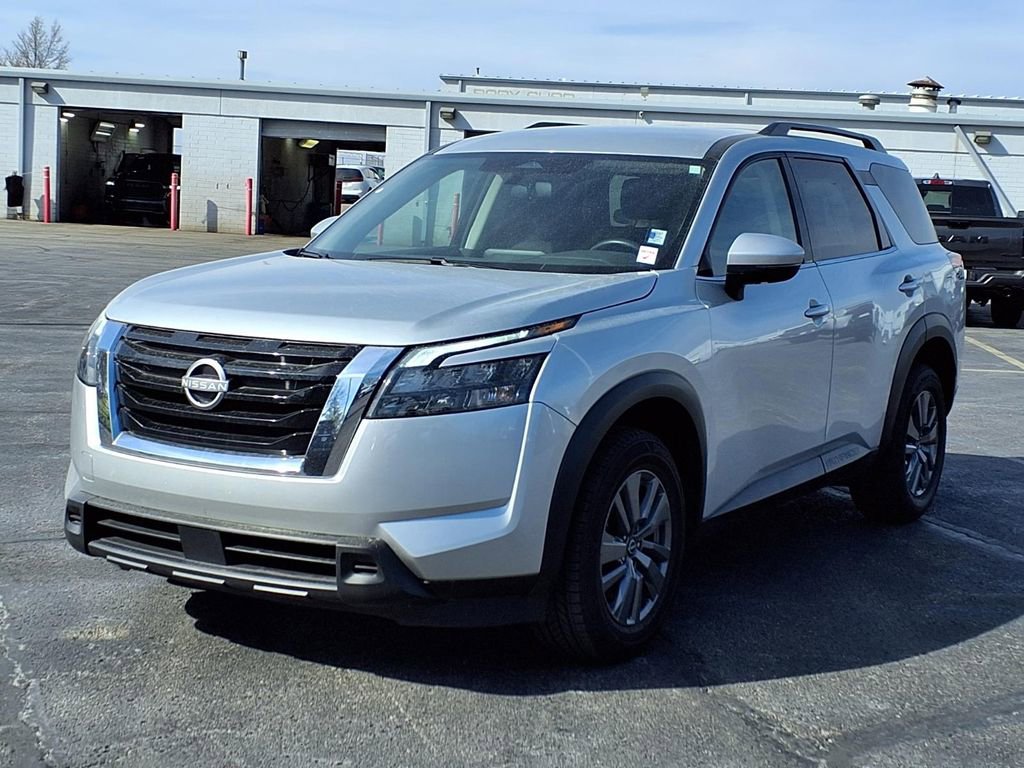 Used 2025 Nissan Pathfinder SV image 2