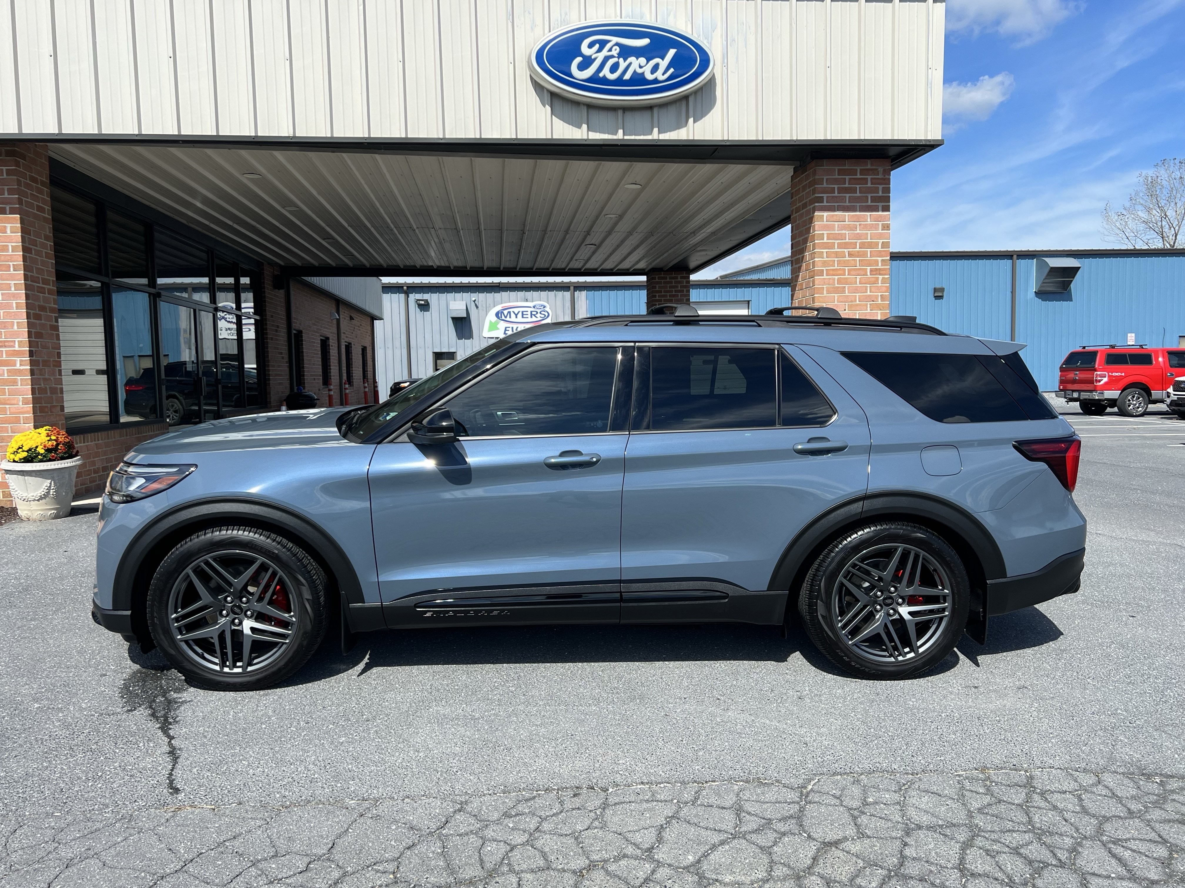 Used 2025 Ford Explorer ST AWD/4WD image 1