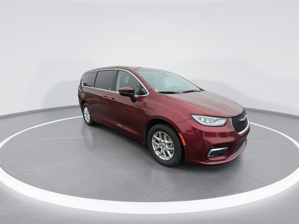 Used 2023 Chrysler Pacifica Touring-L image 2