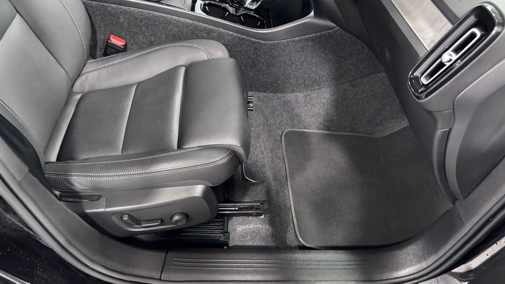 Certified 2026 Volvo XC40 B5 Plus AWD/4WD image 18