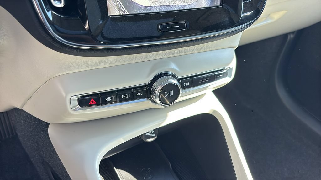 Certified 2026 Volvo XC40 B5 Plus AWD/4WD image 20