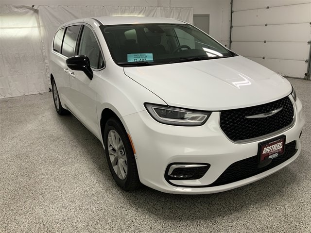 Used 2024 Chrysler Pacifica Touring-L image 4