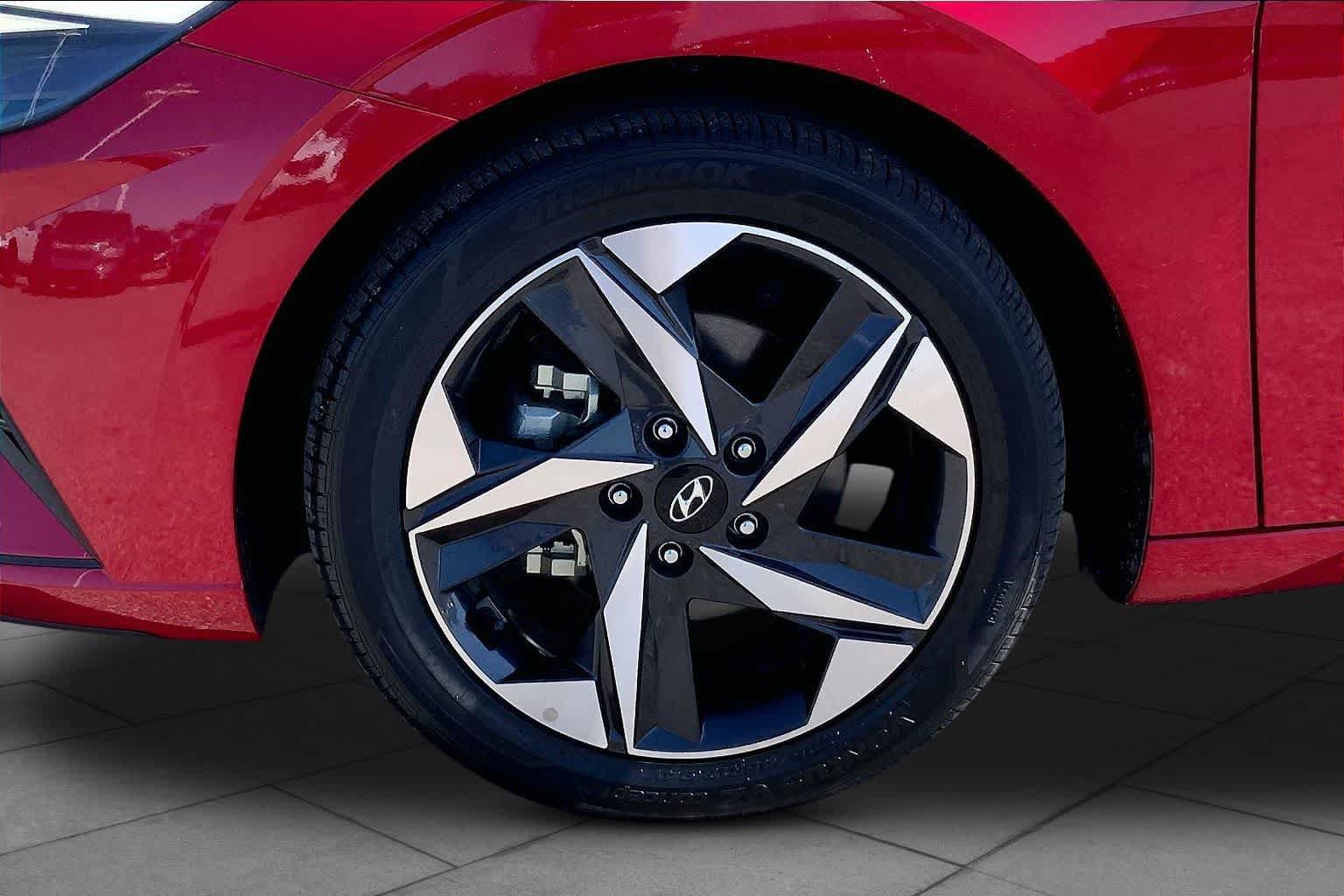 Used 2023 Hyundai Elantra SEL w/ Convenience Package FWD image 10
