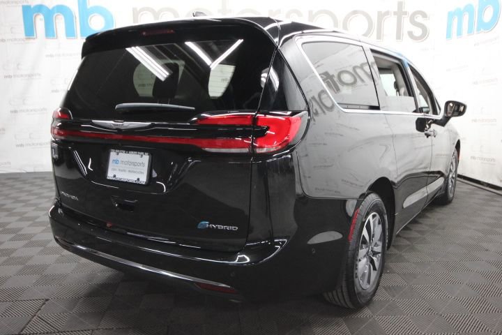 Used 2023 Chrysler Pacifica Touring-L image 7