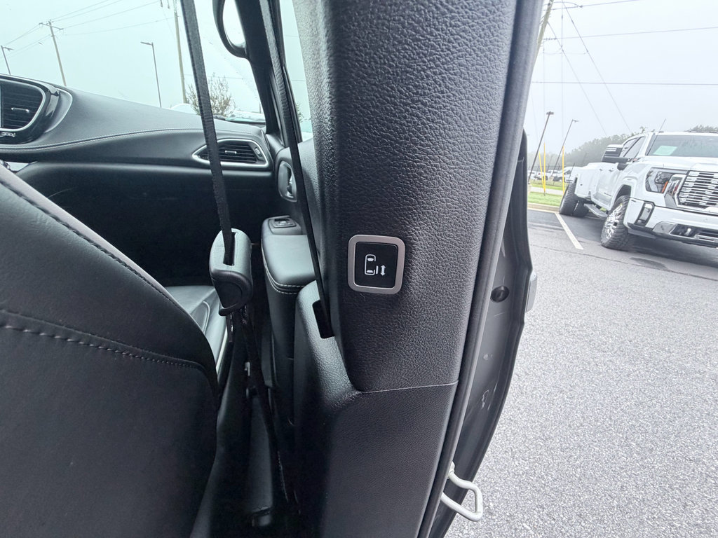 Used 2025 Chrysler Pacifica Limited FWD image 34