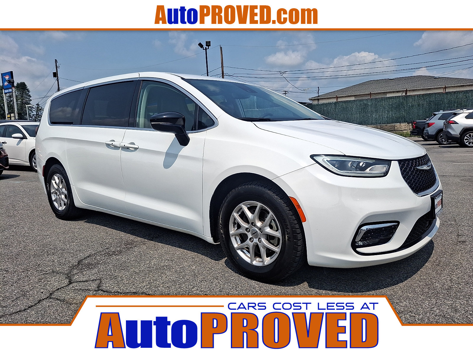 Used 2024 Chrysler Pacifica Touring-L FWD image 1