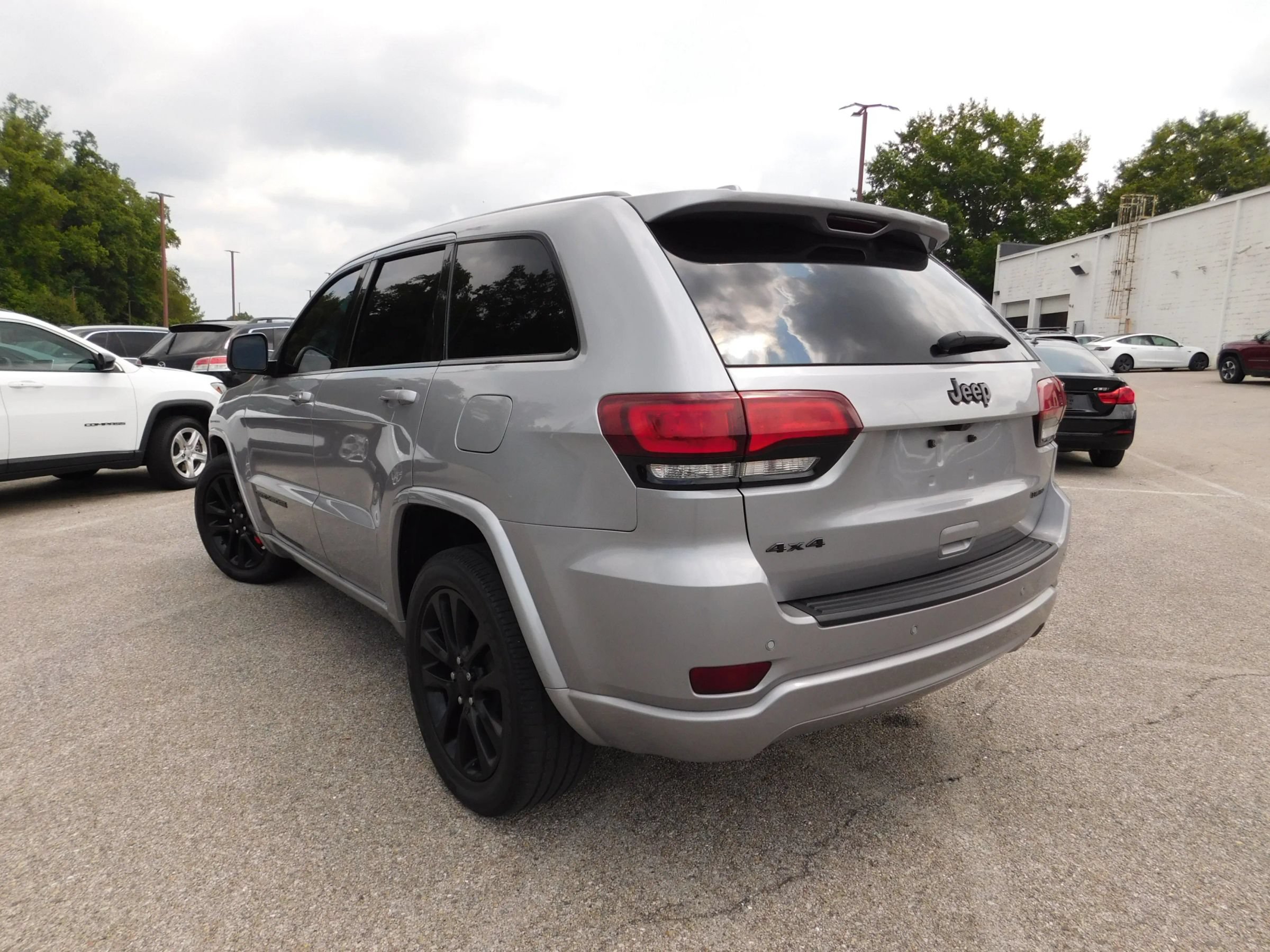 Used 2020 Jeep Grand Cherokee Altitude AWD/4WD image 6