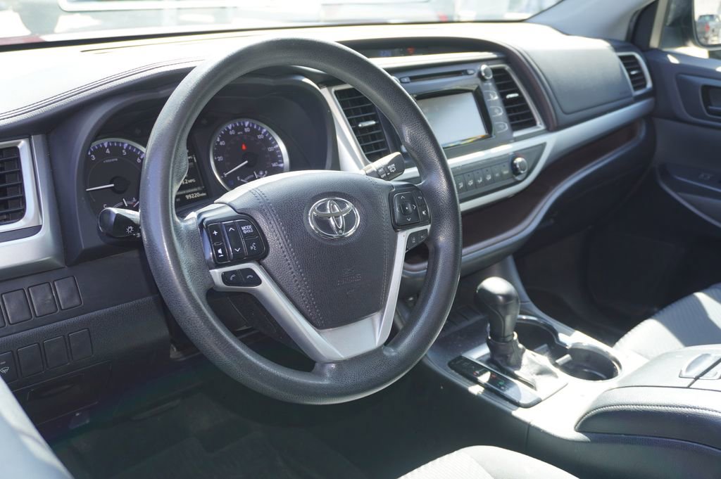Used 2019 Toyota Highlander LE FWD image 3