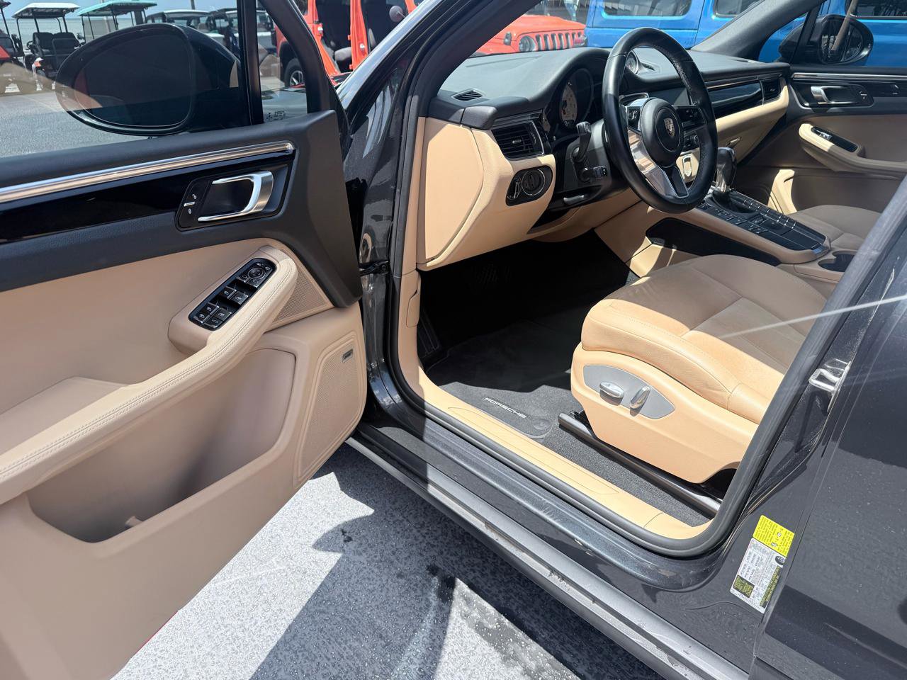 Used 2018 Porsche Macan AWD/4WD image 11