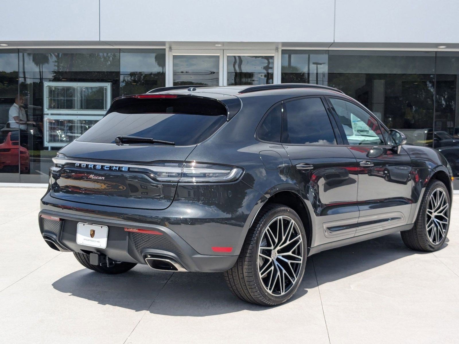 Certified 2025 Porsche Macan image 9
