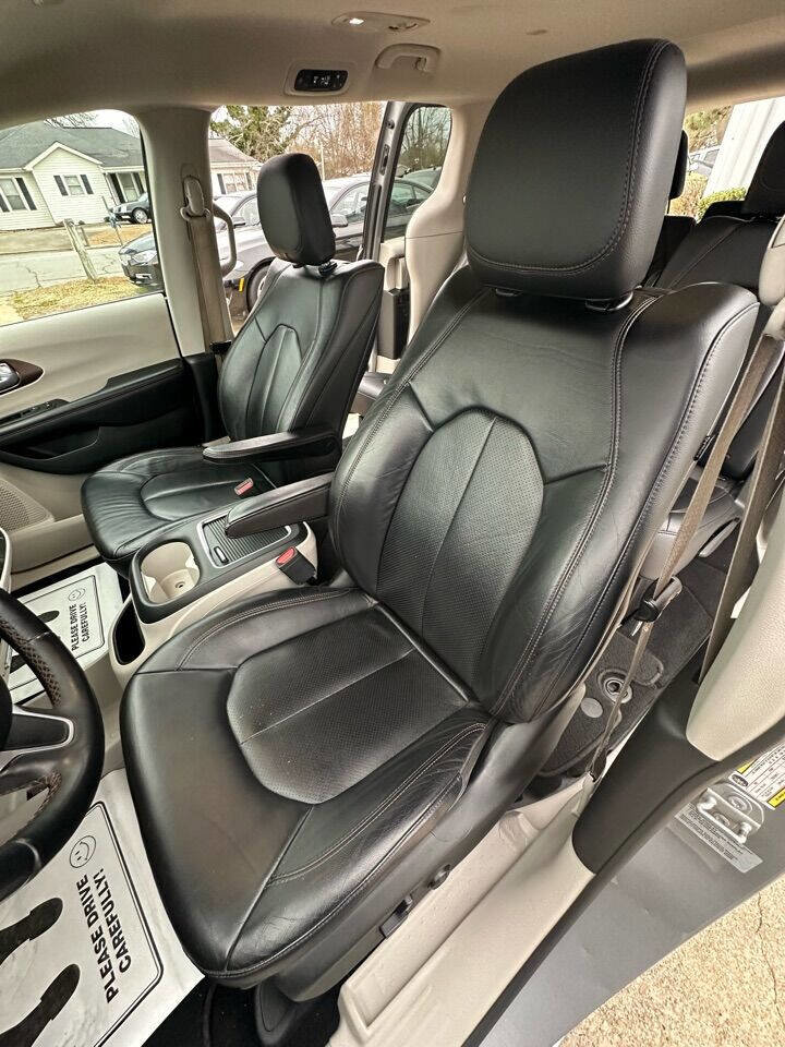 Used 2018 Chrysler Pacifica Touring-L Plus FWD image 15