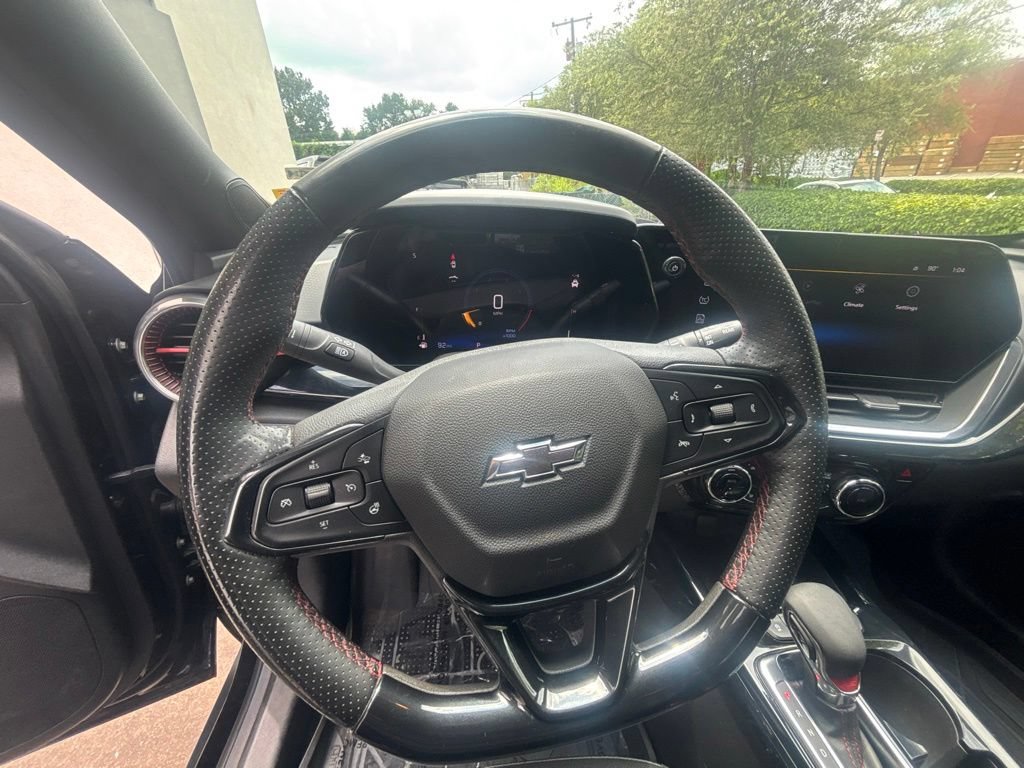 Used 2025 Chevrolet Trax RS w/ Sunroof Package FWD image 13