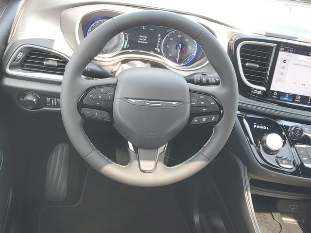 New 2027 Chrysler Pacifica Limited w/ Family Tech Group AWD/4WD image 14