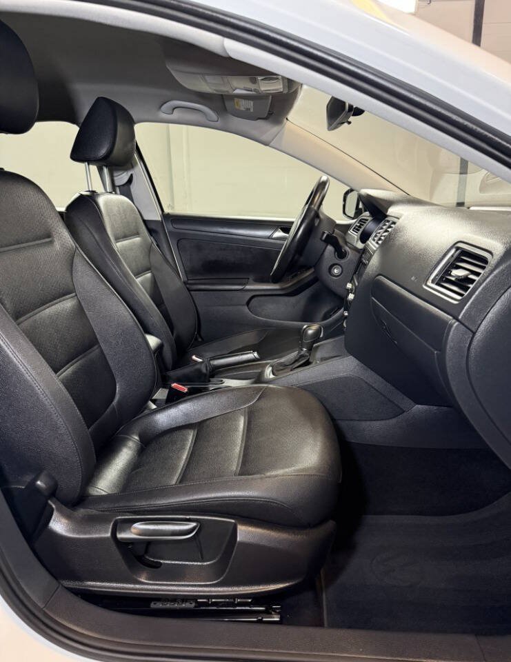 Used 2012 Volkswagen Jetta SE FWD image 6