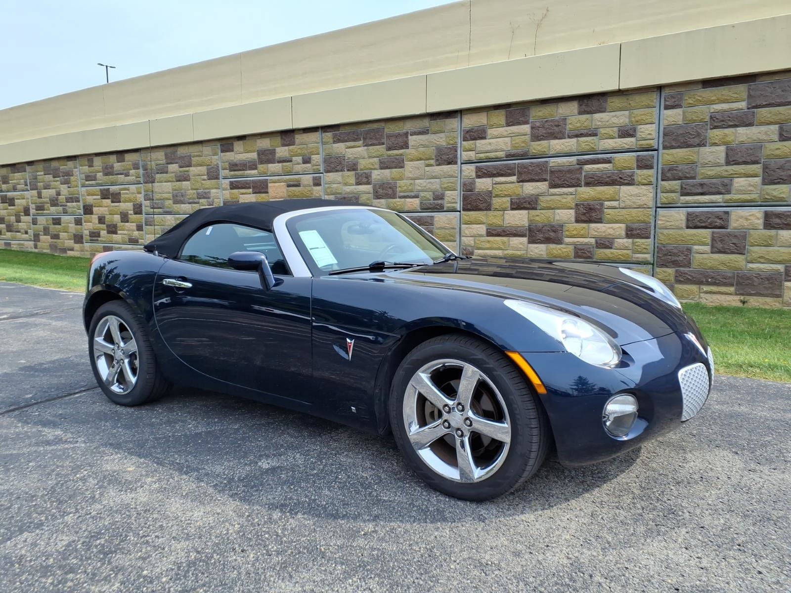 Used 2007 Pontiac Solstice Convertible w/ Premium Package RWD image 1