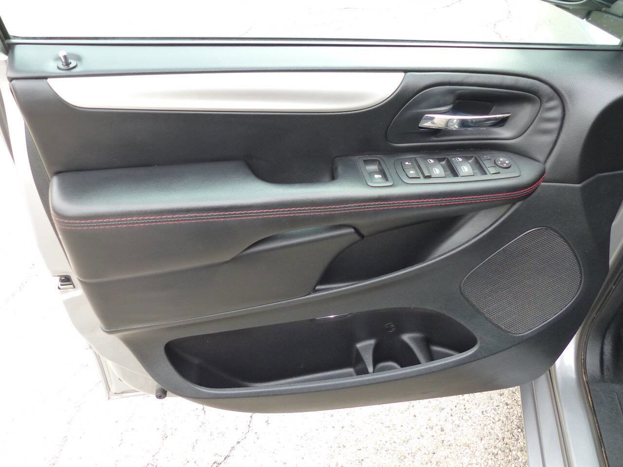 Used 2016 Dodge Grand Caravan R/T w/ Driver Convenience Group image 14