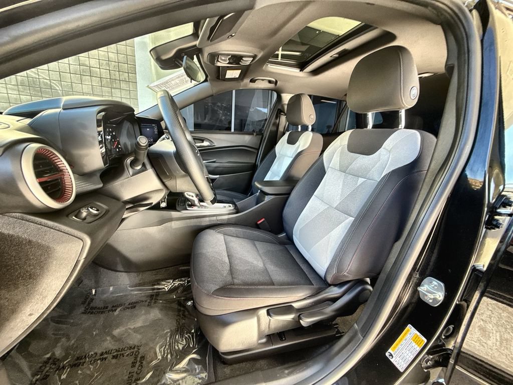 Used 2025 Chevrolet Trax RS w/ Sunroof Package FWD image 10