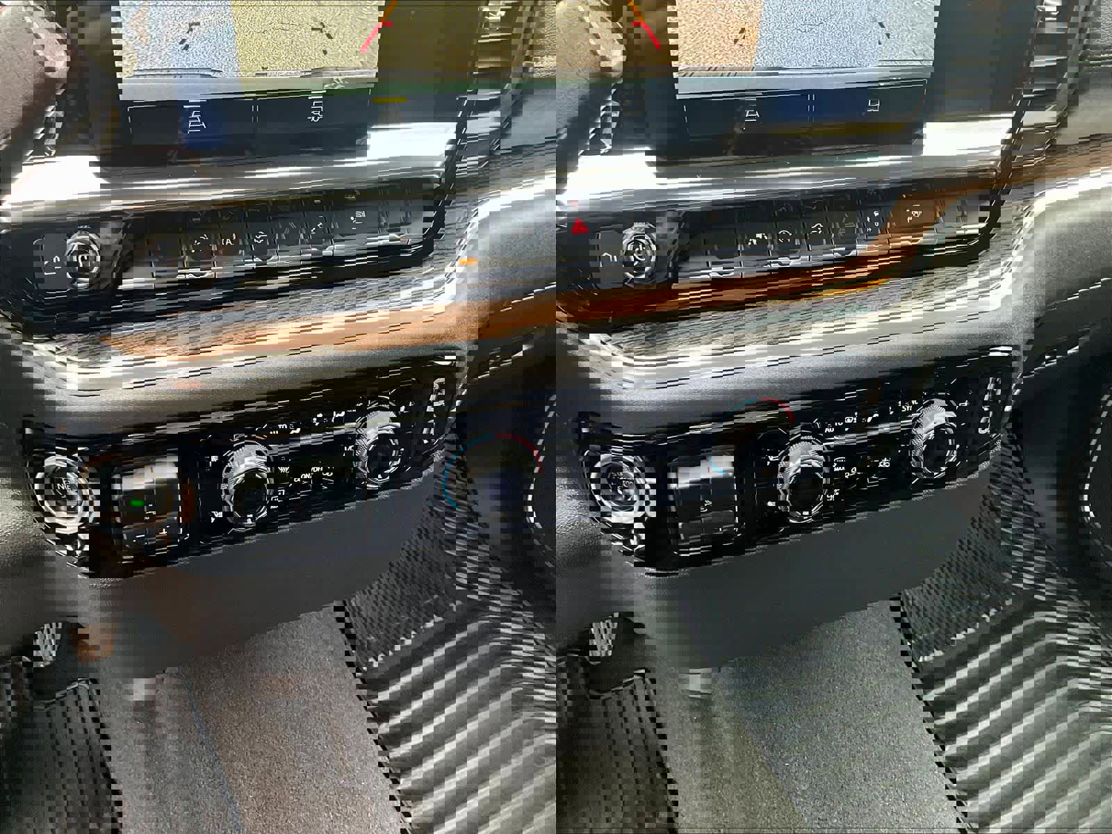 Used 2025 Chevrolet Silverado 1500 LT image 25