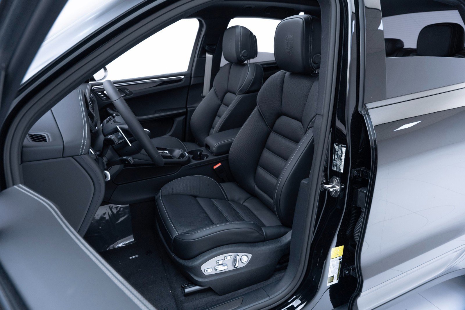 New 2025 Porsche Macan Turbo image 5