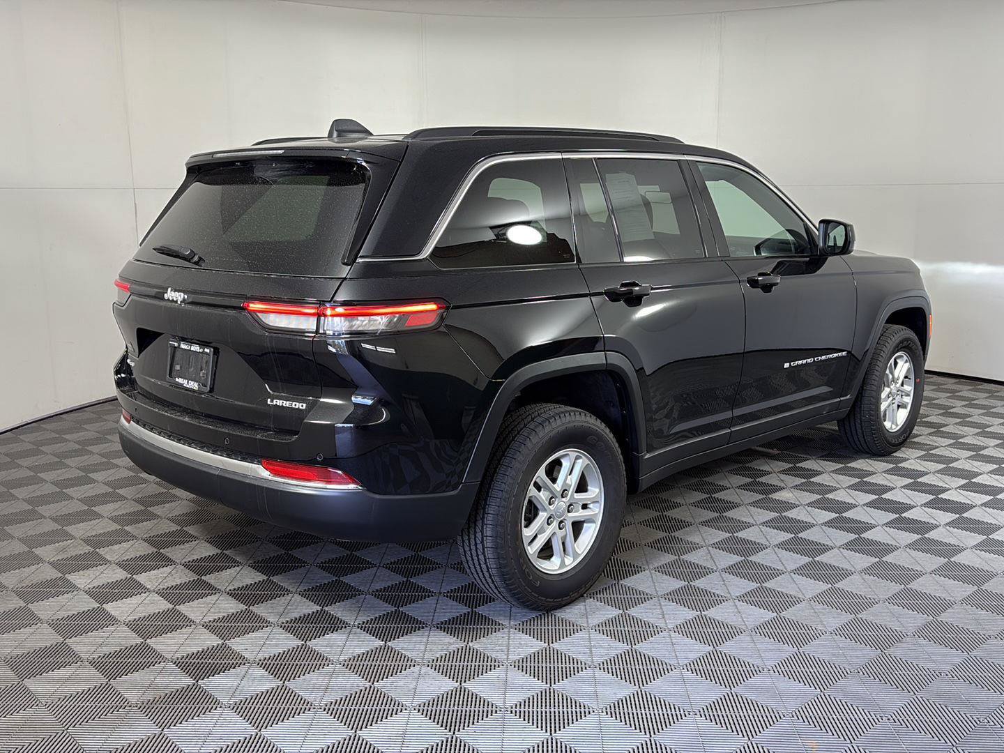 New 2025 Jeep Grand Cherokee Laredo AWD/4WD image 4