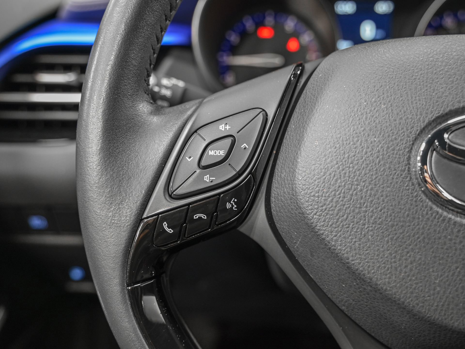 Used 2022 Toyota C-HR XLE image 19