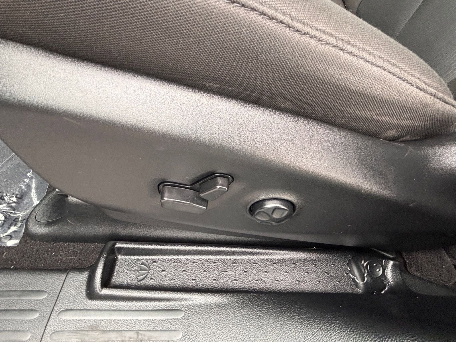 Used 2024 Chrysler Pacifica Touring FWD image 19