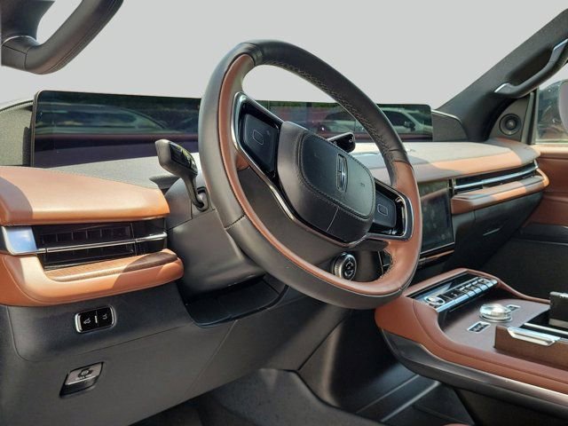 Used 2025 Lincoln Navigator Reserve image 7