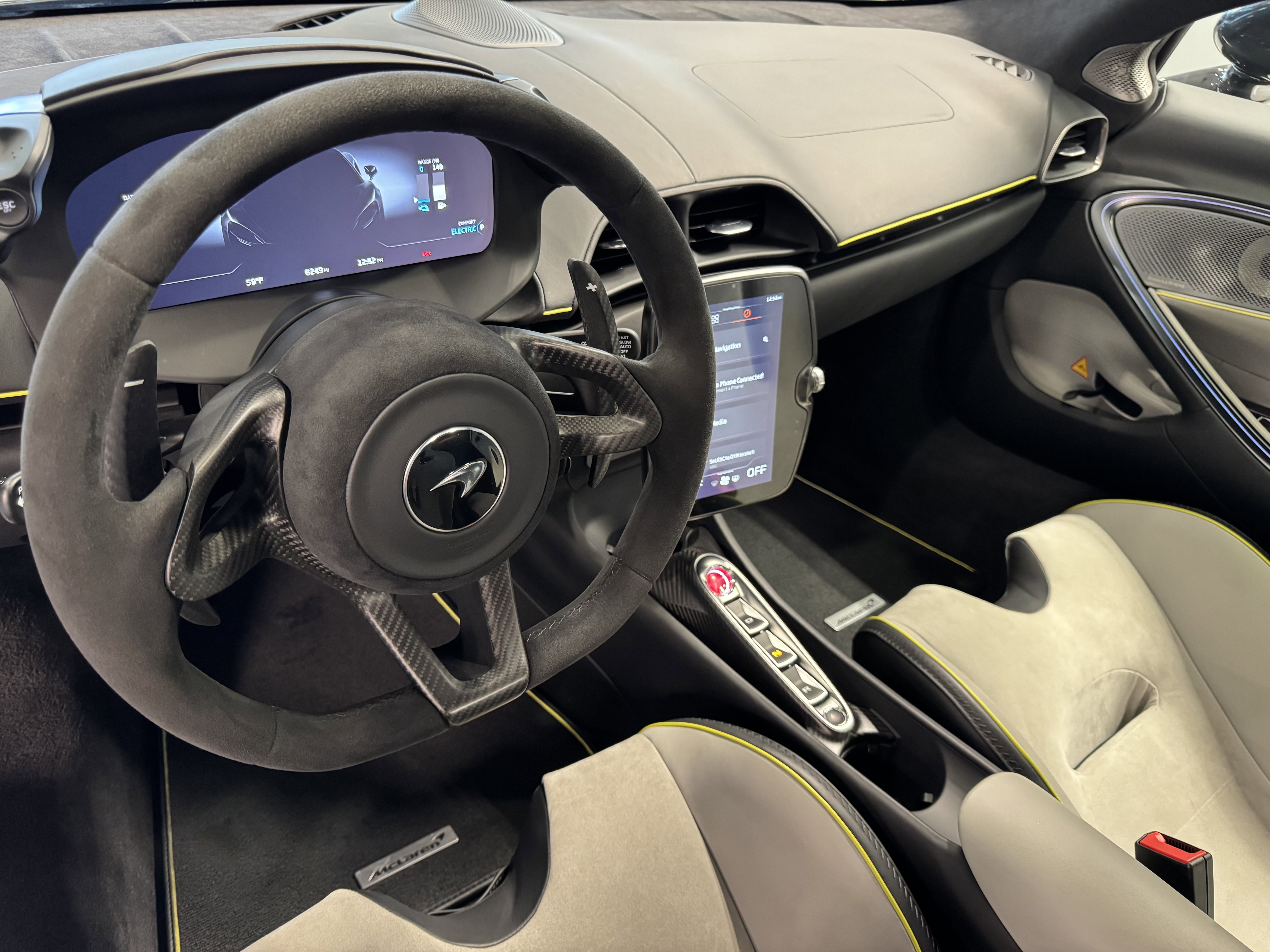 Used 2023 McLaren Artura image 13