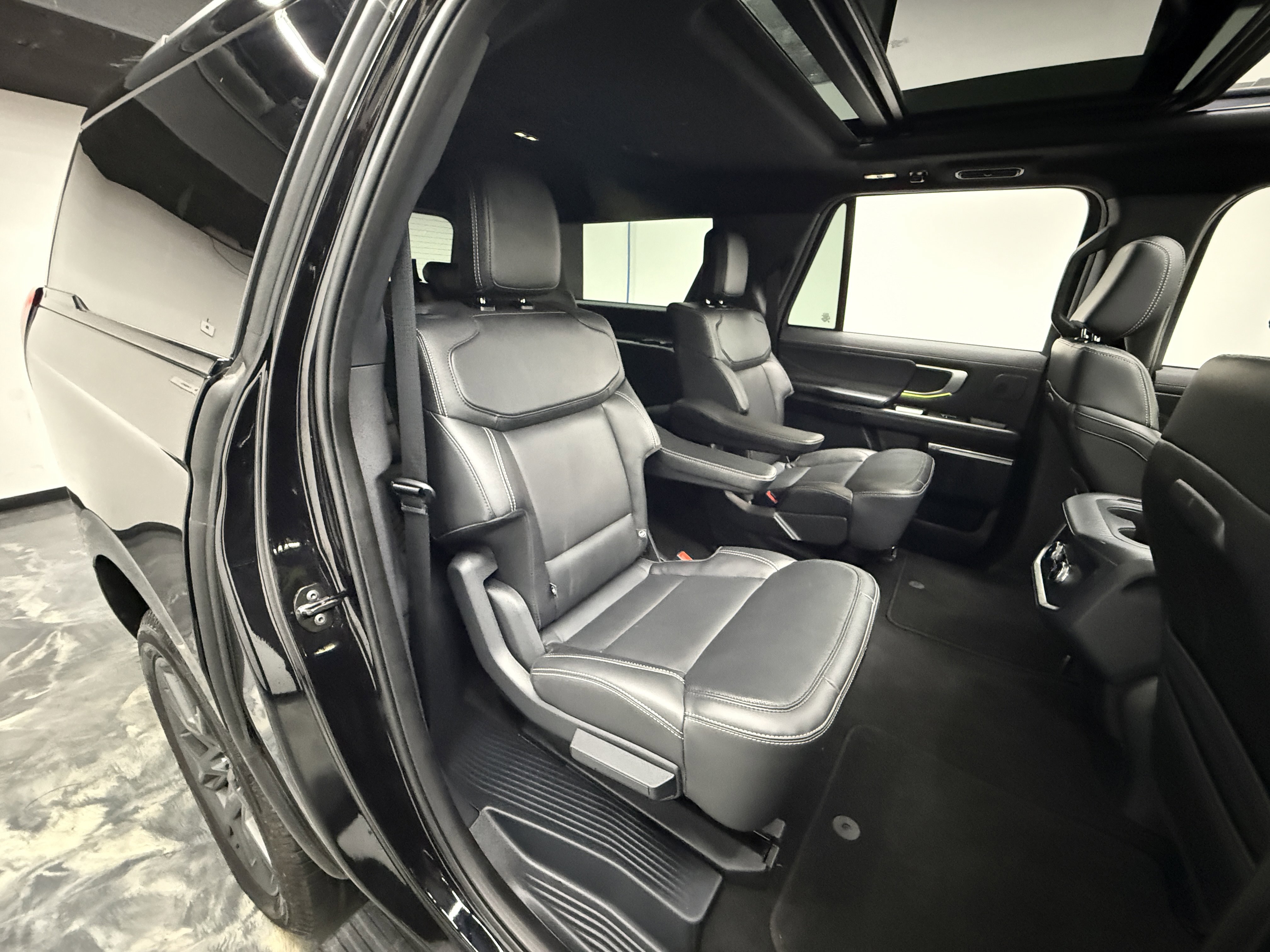 Used 2025 Ford Expedition Max Platinum w/ Stealth Performance Package AWD/4WD image 28