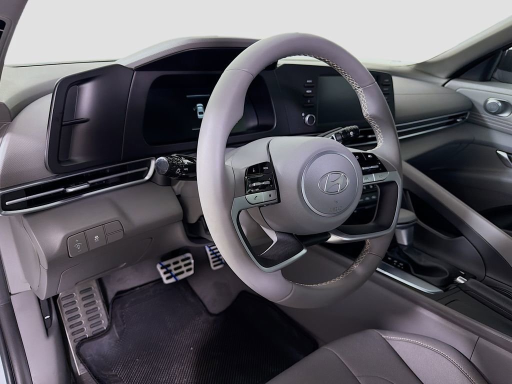 Used 2025 Hyundai Elantra Sport FWD image 11
