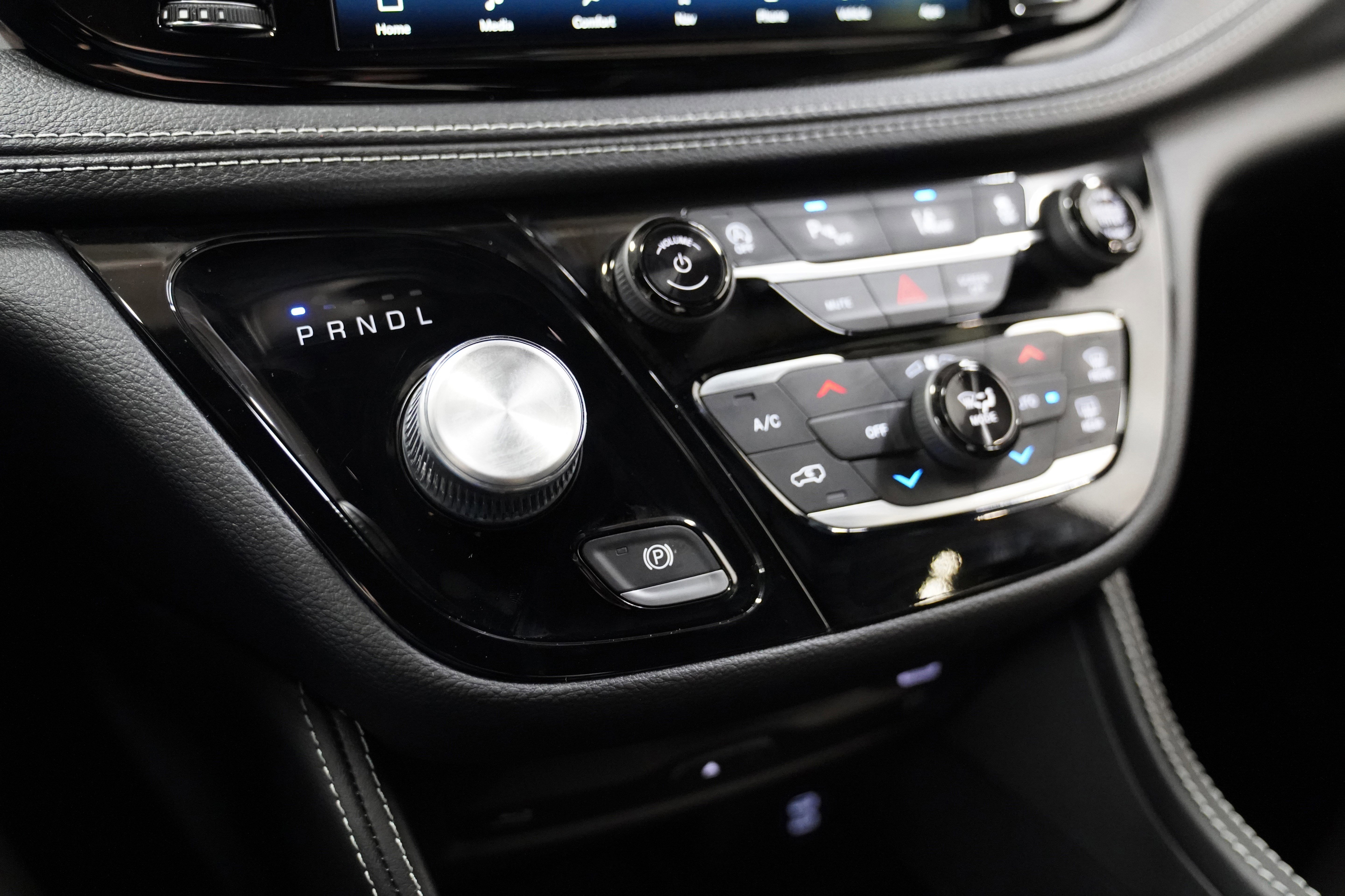 New 2026 Chrysler Pacifica Limited w/ Uconnect Theater Family Group image 29