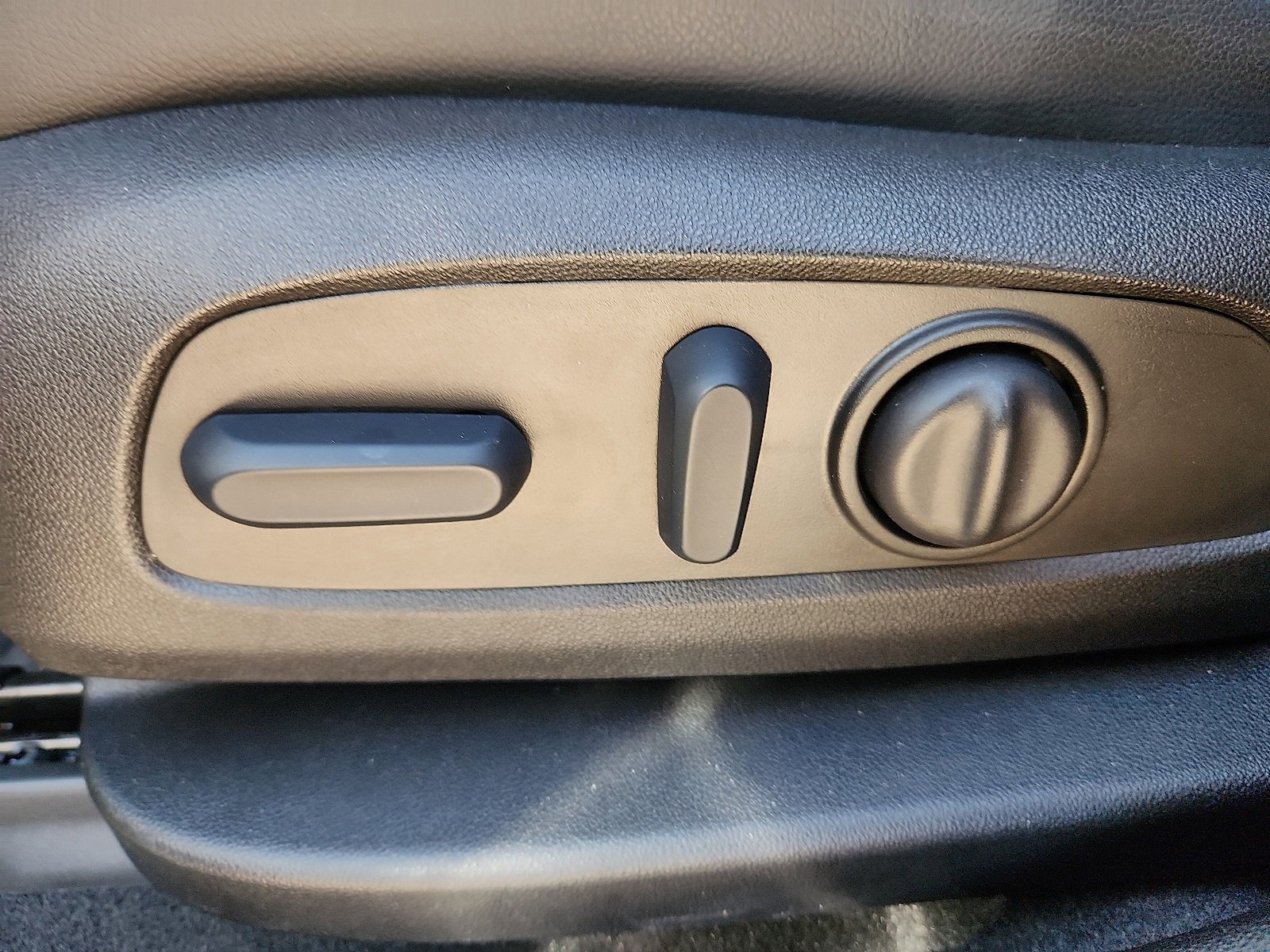 Used 2023 GMC Acadia Denali w/ Black Diamond Edition image 13