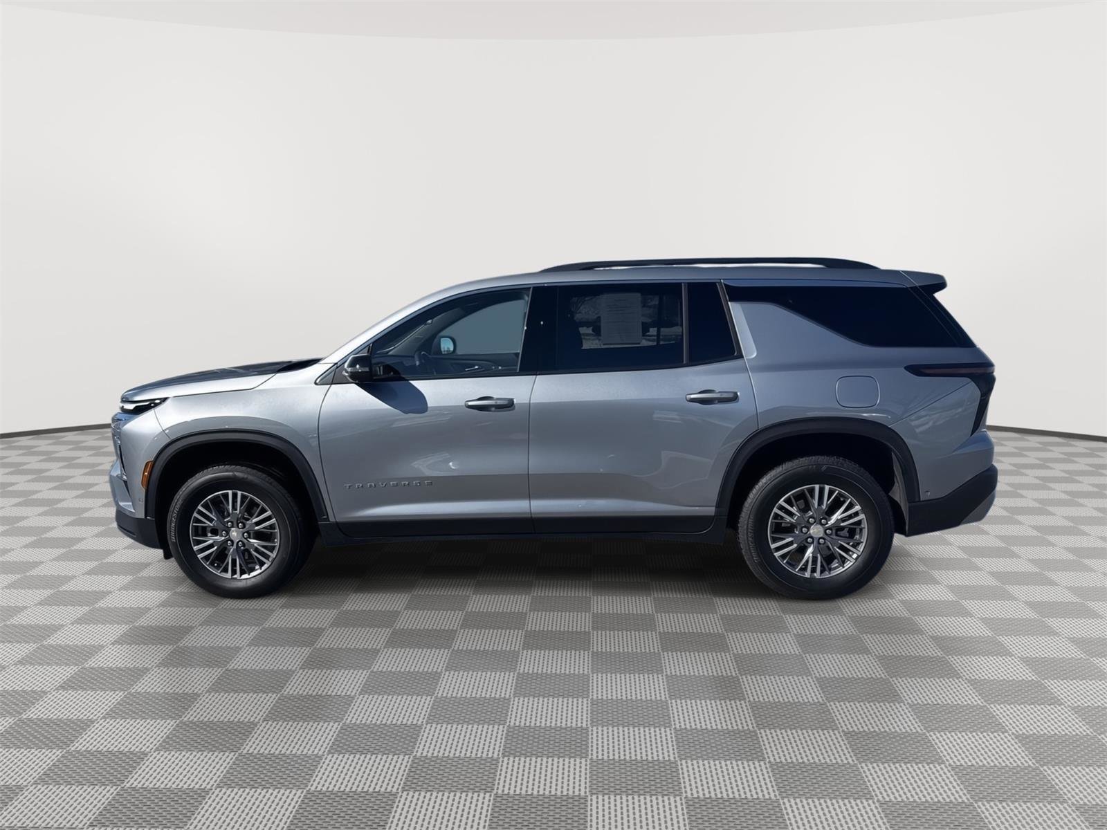 Used 2025 Chevrolet Traverse LT w/ Enhanced Driving Package image 7